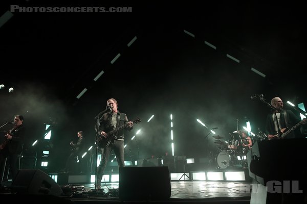 QUEENS OF THE STONE AGE - 2023-11-07 - PARIS - Accor Arena - Joshua Michael Homme III - Dean Anthony Fertita - Michael Jay Shuman - Jon Philip Theodore - Troy Dean Van Leeuwen